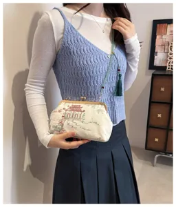 Elegante borsa a tracolla vintage ricamata con tracolla di perline e nappa verde