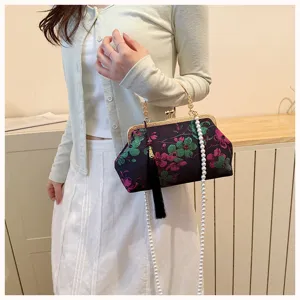 Detailansicht der floral bestickten Cheongsam-Tasche mit langem Perlenriemen