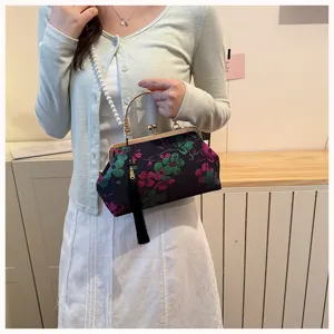 Detailansicht der bestickten Vintage-Abendtasche mit Perlenriemen und Quaste