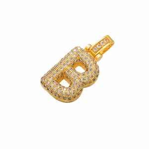 Gedetailleerd beeld van goud vergulde messing letter B hanger met zirkonia steentjes