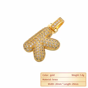 Vergulde ballonletter K hanger met micro-pave zirkonia op een basis van messing.