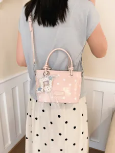 Rosa gepunktete Beuteltasche mit Spitzenanhänger und Schultergurt