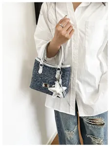 Vue détaillée d'un sac à main élégant en denim avec breloque étoile en argent