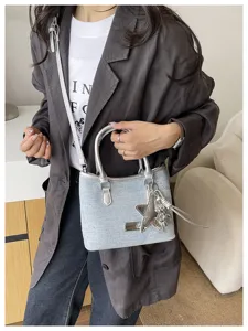 Sac seau en denim bleu clair avec poignées argentées et breloque étoile pour femme
