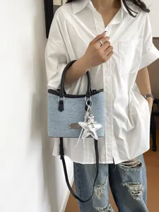 Sac cabas décontracté en denim bleu clair avec poignées noires et breloque étoile