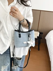Sac seau tendance en denim bleu clair de style coréen avec une breloque étoile argentée.