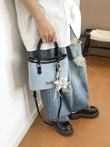 Sac seau élégant en denim bleu clair avec breloque étoile et poignées noires chic
