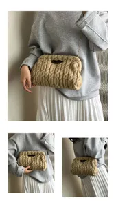 Close-up van khaki kabelgebreide clutch met goudkleurige ketting en buidelvorm.