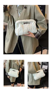 Detailweergaven van de witte gebreide tas, gebruikt als clutch en stijlvolle crossbody