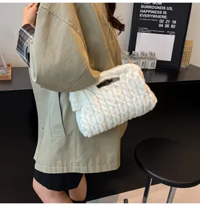 Detailopname van witte gebreide crossbodytas met gouden ketting voor de winter