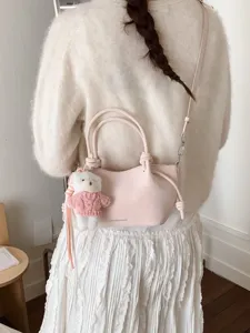 Modische rosa geraffte Schultertasche für Damen mit süßem weißen Teddybären-Anhänger