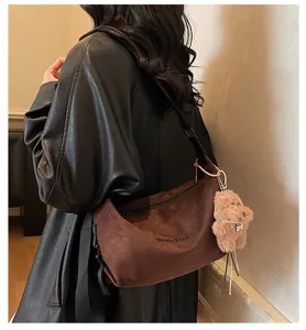 Sac à bandoulière vintage en daim marron avec breloque ours en peluche pour l'automne