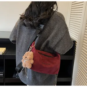 Sac bandoulière vintage en daim bordeaux avec charmant ours en peluche et sangle