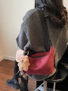 Sac à bandoulière vintage bordeaux effet mat avec porte-clés ours en peluche mignon