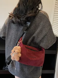 Sac à bandoulière hobo en daim bordeaux classique avec pendentif ours en peluche