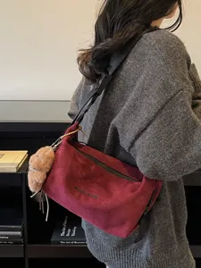 Sac d'oreiller rétro en daim givré bordeaux avec pendentif en peluche pour femmes.