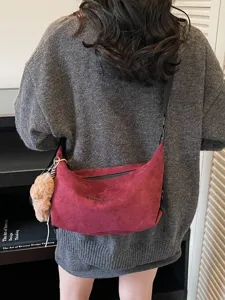 Sac bandoulière vintage en daim dépoli rouge vin pour un style décontracté d'hiver