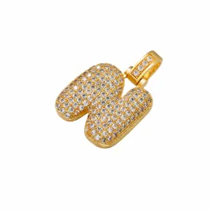 Gedetailleerde weergave van hip-hop hanger letter W met micro-pave zirkonia