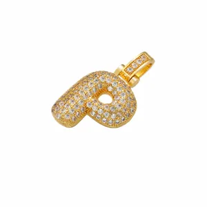 Gedetailleerde weergave van de hip-hop letter P hanger met zirkonia in goudkleurig