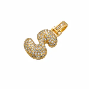Gedetailleerde close-up van vergulde hiphop letter S hanger met zirkoonstenen