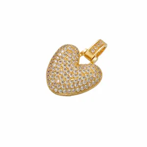 Gedetailleerd overzicht van een gouden harthanger met micro-pave zirkonia stenen
