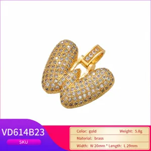 Detailweergave van de vergulde koperen letter W hanger met micro-set zirkoon