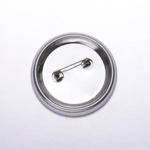Détail de l'arrière en métal et de l'épingle de sûreté d'un badge rond en fer blanc