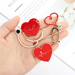 Vista detallada de creativos broches de esmalte de estetoscopio médico y corazón