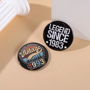 Détail de badges en fer blanc esthétiques noirs avec texte vintage 1983 et 1993