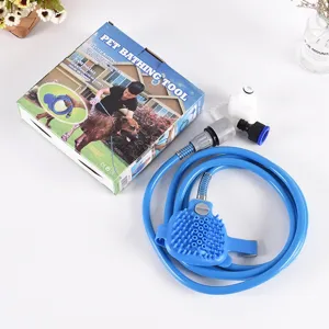 Primo piano dello strumento da bagno blu per animali con spazzola da massaggio e tubo.