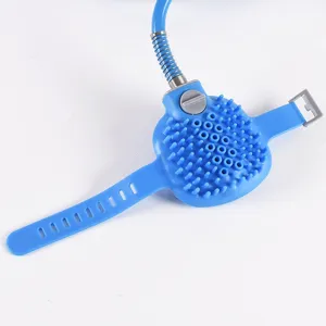 Vista dettagliata della spazzola da bagno per animali, scrubber in silicone blu.