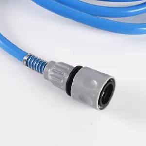 Primo piano dettagliato del tubo blu resistente con attacco rapido e protezione a molla per l'uso.