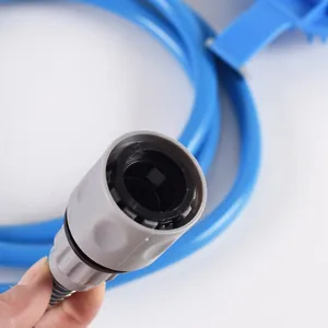 Primo piano del connettore del tubo della doccia per animali e del tubo flessibile blu.