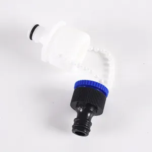 Primo piano dettagliato dell'adattatore per tubo in plastica universale con catenella.