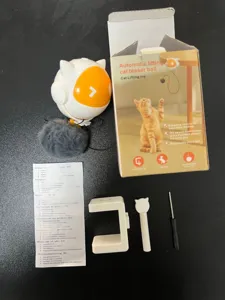 Vue détaillée du kit de jouet interactif pour chat avec balle élévatrice et accessoires.