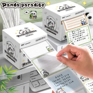 Primer plano de una mano sacando una nota adhesiva de panda de un práctico dispensador.