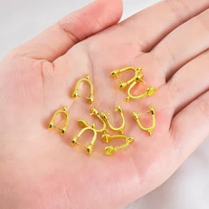 Goldene, farbechte Kupfer-Klemmbügel für DIY-Schmuckherstellung, in der Hand präsentiert