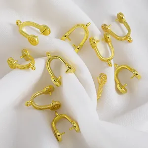 Goldene strukturierte Kupfer-Anhängerösen für DIY-Halsketten und Schmuckherstellung.