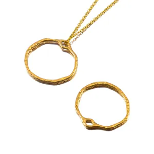 Collana con ciondolo tondo cavo in acciaio inossidabile 304 dorato con trama stropicciata