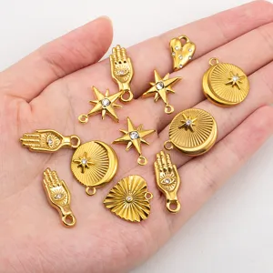 Juego de dijes bohemios de acero inoxidable dorado con formas de estrella y corazón.