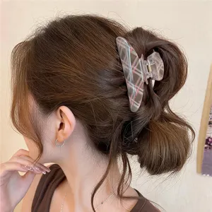 Vista detallada de la pinza para el cabello a cuadros de resina, elegante accesorio para recogidos