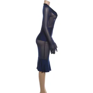 Vista laterale dettagliata del vestito midi sexy aderente in tulle trasparente blu scuro.
