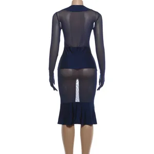 Dettagli del vestito aderente a maniche lunghe in rete trasparente blu scuro con coda a sirena.