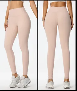 Vista dettagliata dei leggings push-up a vita alta, tessuto elastico fitness.