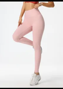 Vista di dettaglio di leggings da yoga rosa a vita alta senza cuciture, effetto push-up ed elastico.