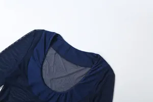 Dettaglio abito in rete blu scuro, scollo tondo basso, maniche lunghe stile trasparente.