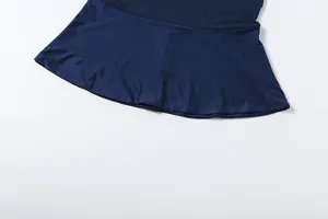 Dettaglio abito aderente in tulle blu scuro, design elegante e sexy con vita stretta estiva.