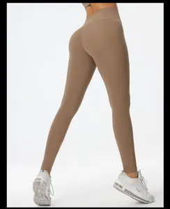Dettaglio di leggings da yoga a vita alta senza cuciture con effetto modellante sui glutei.