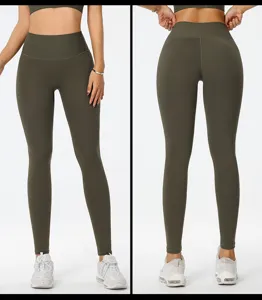 Dettaglio pantaloni yoga verdi oliva a vita alta senza cuciture con effetto push-up.