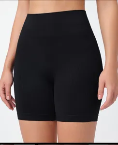 Primo piano dettagli di pantaloncini fitness a costine senza cuciture a vita alta.